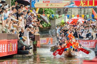 浓眉回防干扰乌布雷上篮被吹犯规 哈姆挑战&挑战成功双方跳球